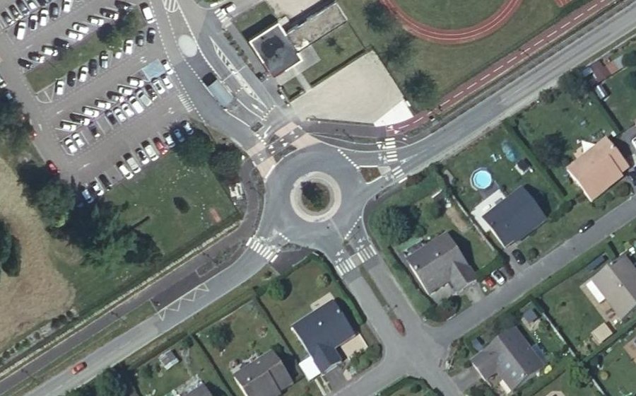 Vue aérienne du Rond-point anonyme n°255827576