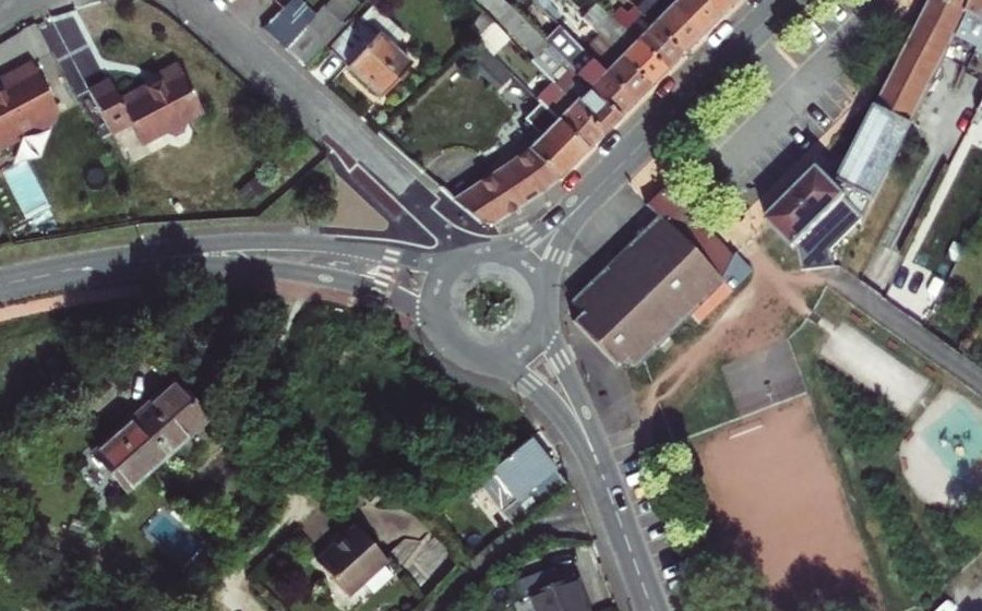 Vue aérienne du Rond-point anonyme n°255830345