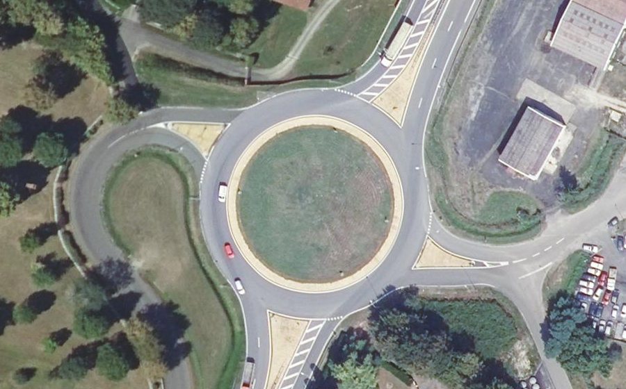 Vue aérienne du Rond-point anonyme n°25584949