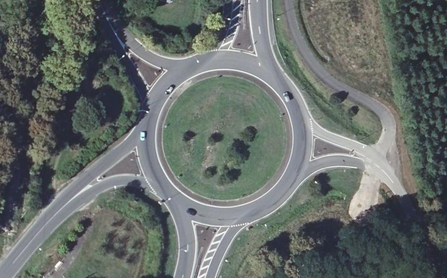 Vue aérienne du Rond-point anonyme n°25584974