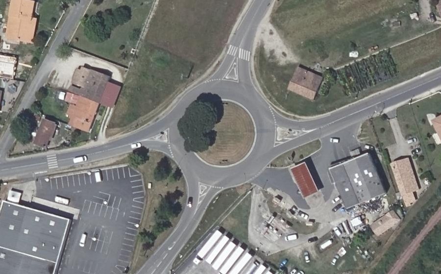 Vue aérienne du Rond-point anonyme n°25587124