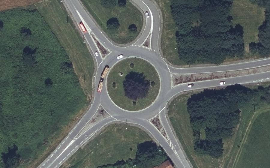 Vue aérienne du Rond-point anonyme n°25587378