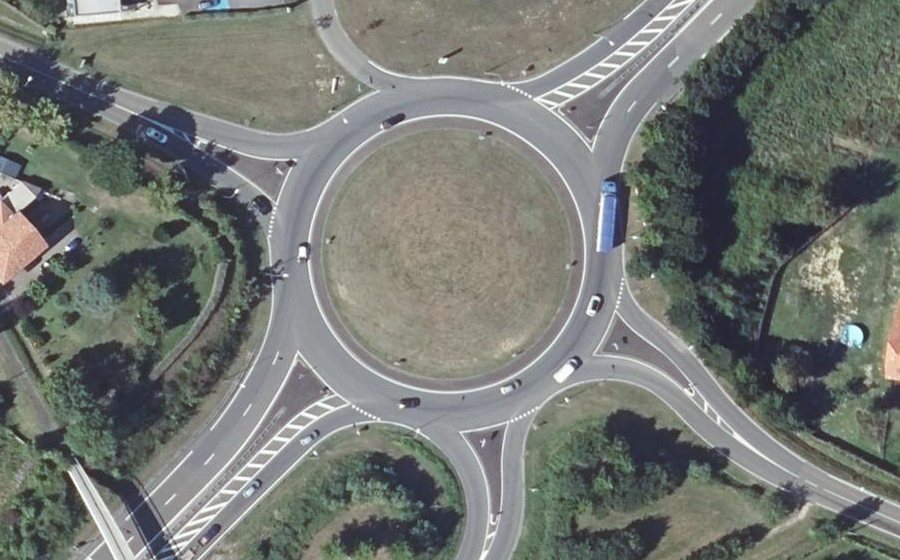Vue aérienne du Rond-point anonyme n°25588346