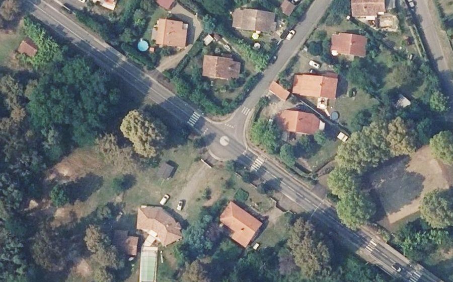 Vue aérienne du Rond-point anonyme n°255887528