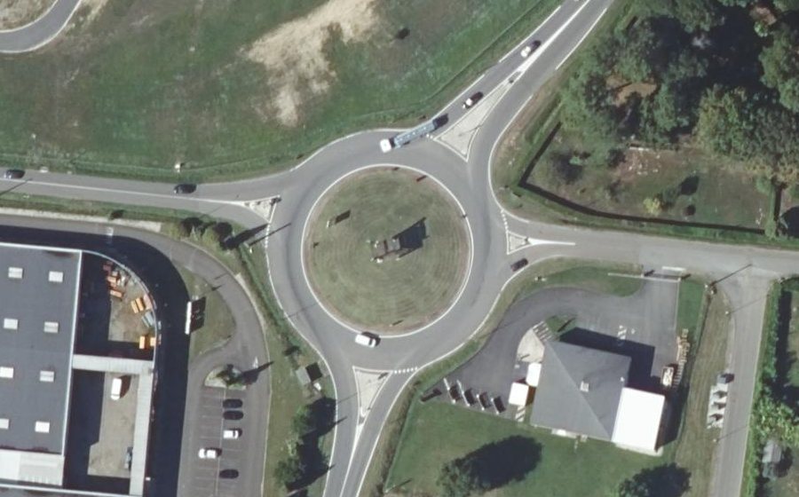 Vue aérienne du Rond-point anonyme n°25588788