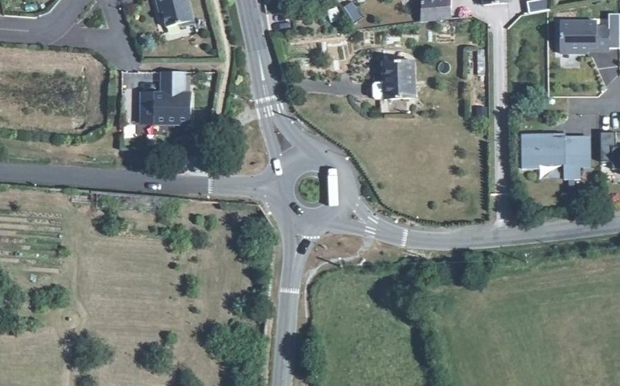 Vue aérienne du Rond-point anonyme n°255917602