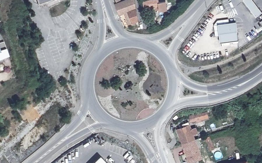 Vue aérienne du Rond-point anonyme n°25592533