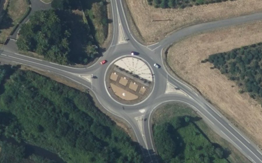 Vue aérienne du Rond-point anonyme n°25596253
