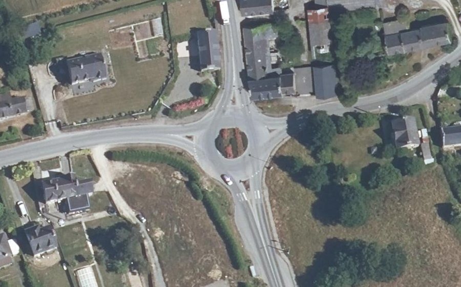 Vue aérienne du Rond-point anonyme n°25596880