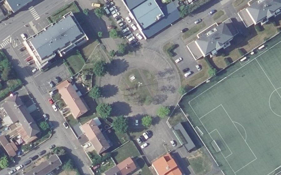 Vue aérienne du Rond-point anonyme n°255976096