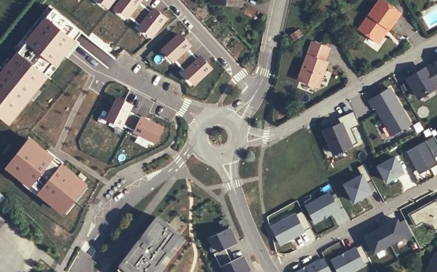 Vue aérienne du Rond-point anonyme n°256005079