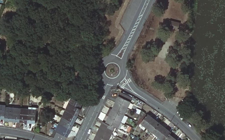 Vue aérienne du Rond-point anonyme n°256023850