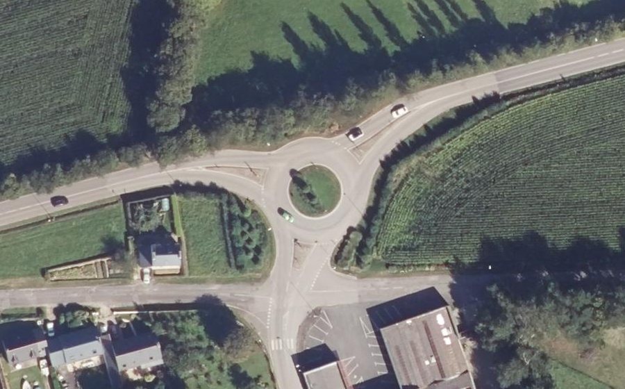 Vue aérienne du Rond-point anonyme n°25605175