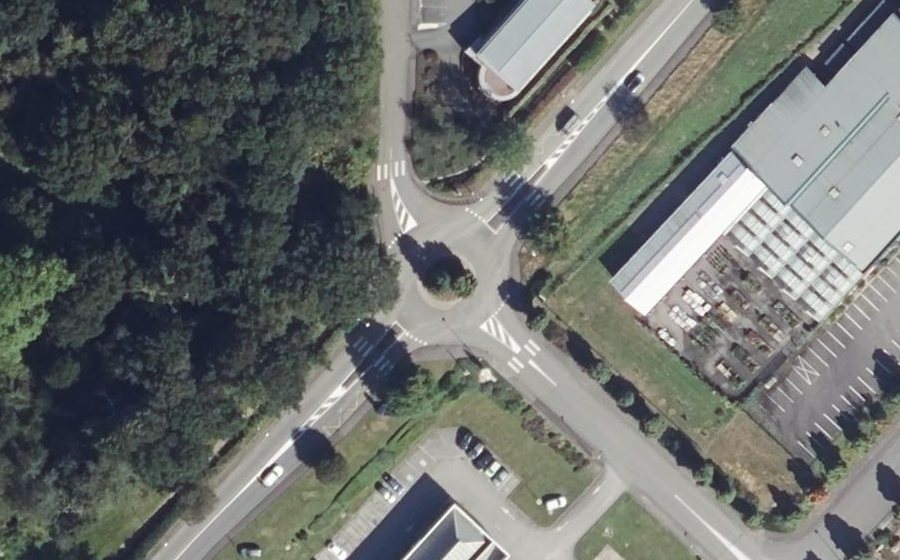 Vue aérienne du Rond-point anonyme n°25605233