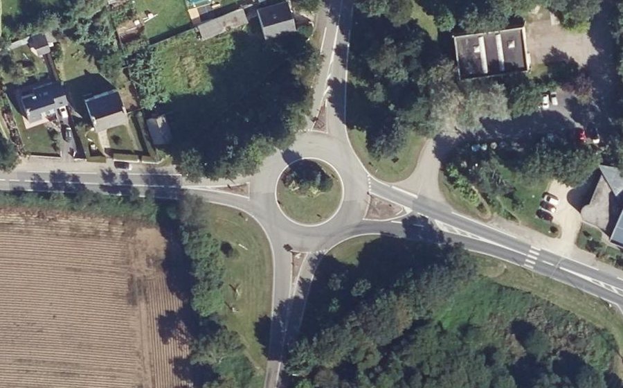 Vue aérienne du Rond-point anonyme n°25605356