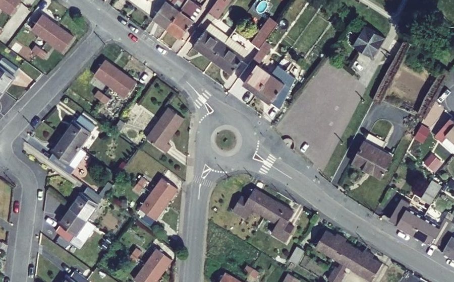 Vue aérienne du Rond-point anonyme n°256054938