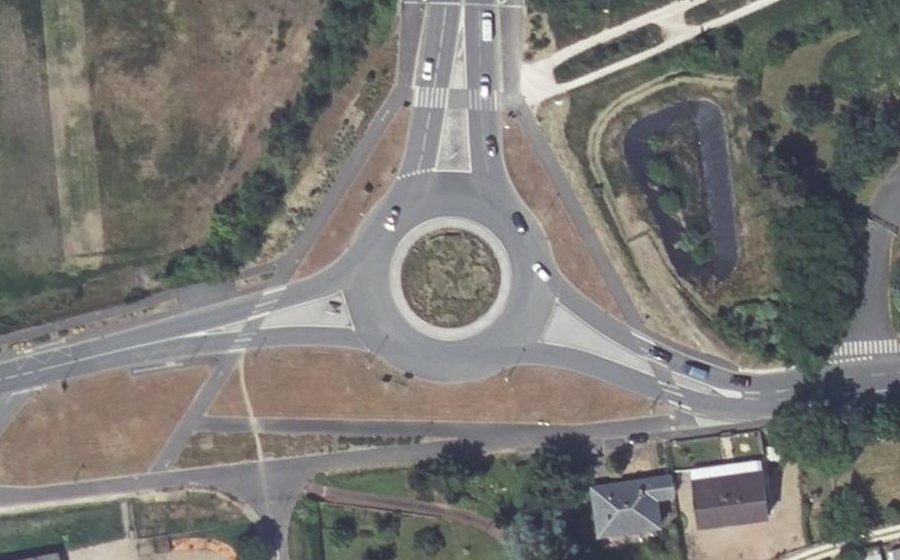 Vue aérienne du Rond-point anonyme n°25606593