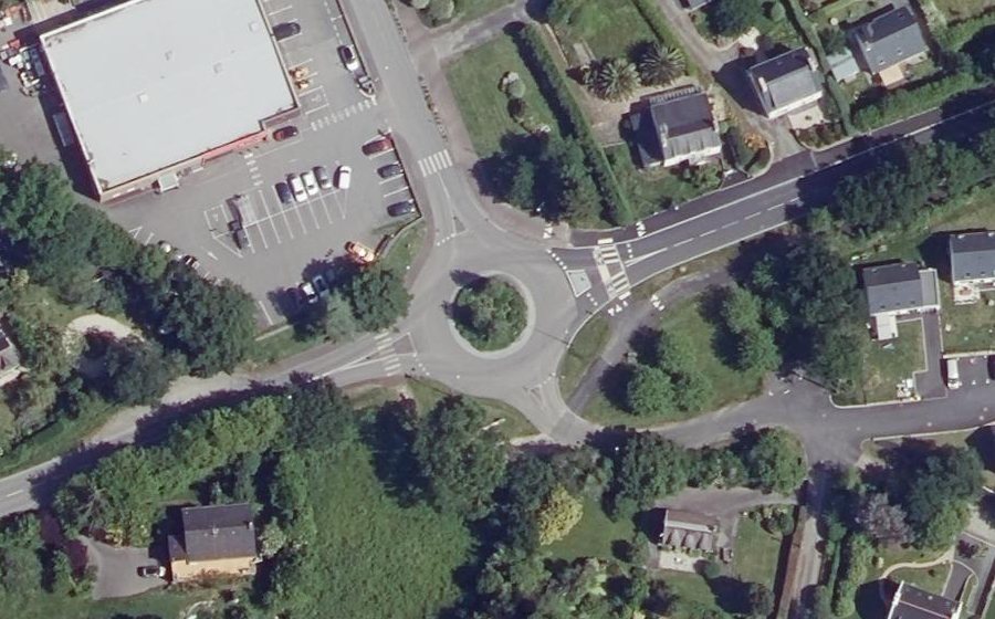 Vue aérienne du Rond-point anonyme n°25606831