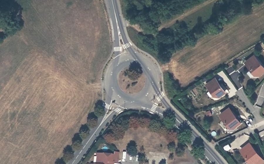 Vue aérienne du Rond-point anonyme n°25607497