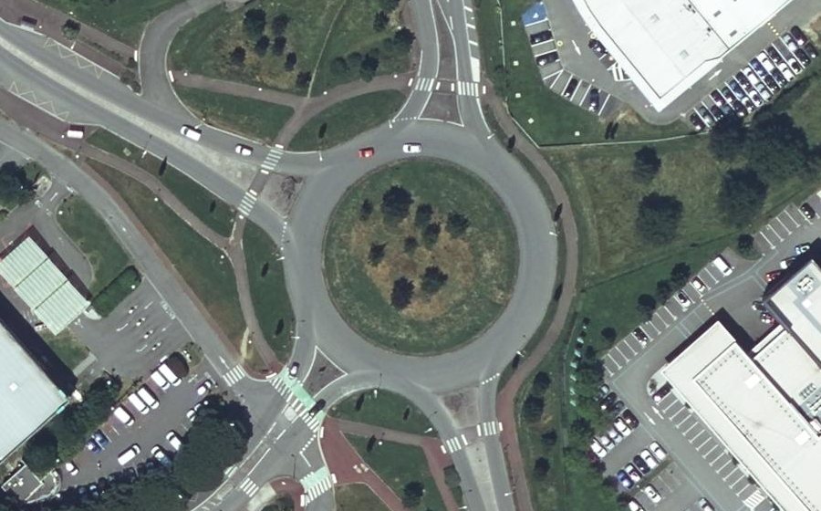 Vue aérienne du Rond-point anonyme n°256078739