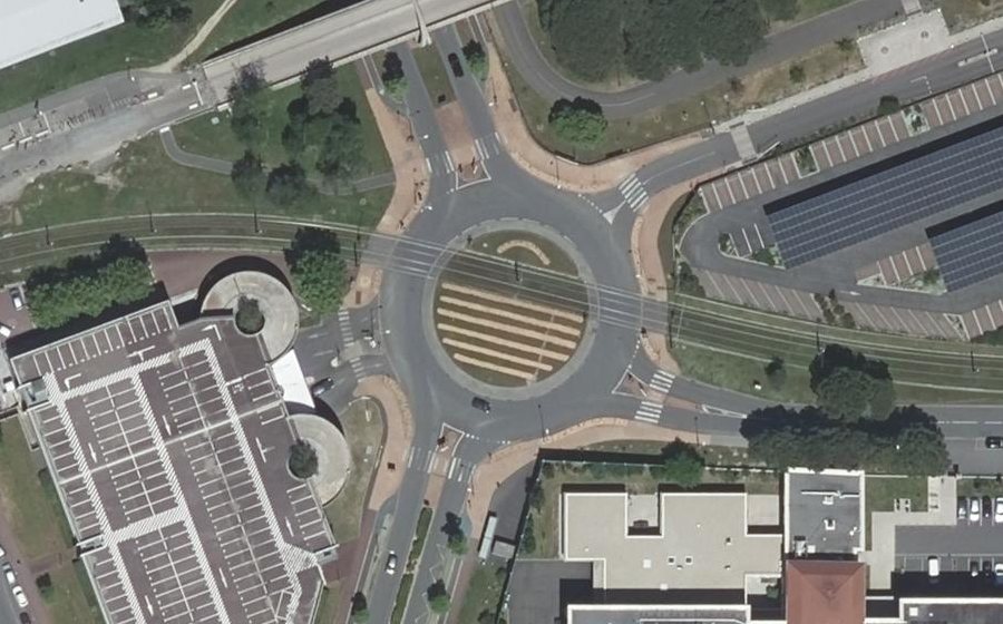 Vue aérienne du Rond-point anonyme n°25608514