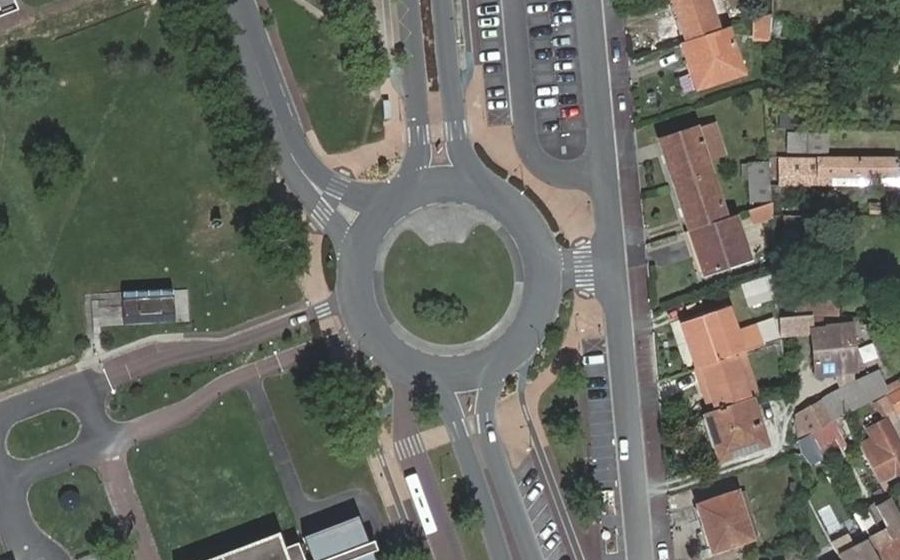 Vue aérienne du Rond-point anonyme n°25608790