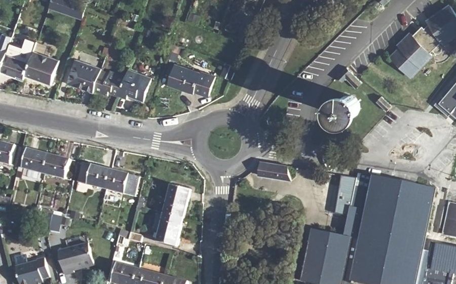 Vue aérienne du Rond-point anonyme n°25609365