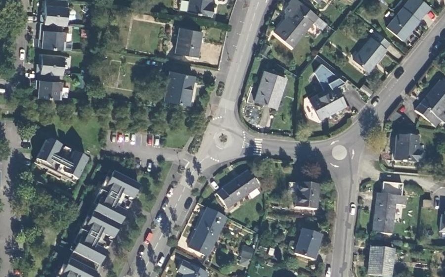 Vue aérienne du Rond-point anonyme n°25611374