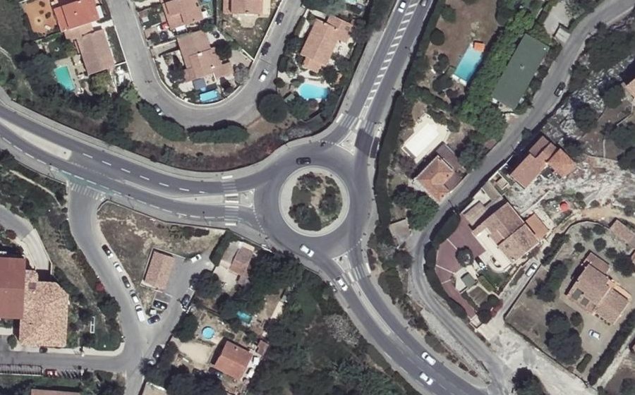Vue aérienne du Rond-point anonyme n°256155270
