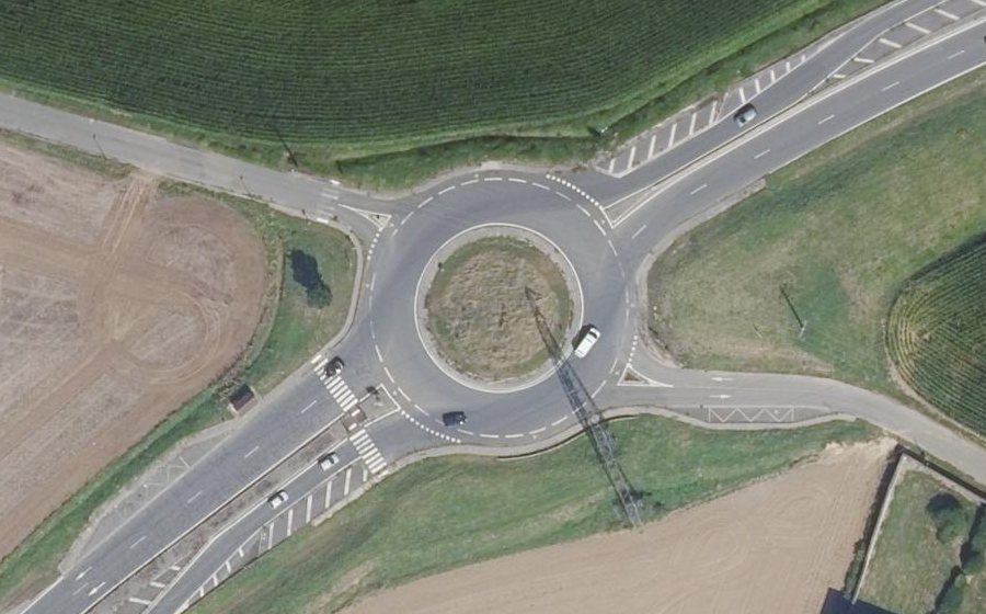 Vue aérienne du Rond-point anonyme n°25615939