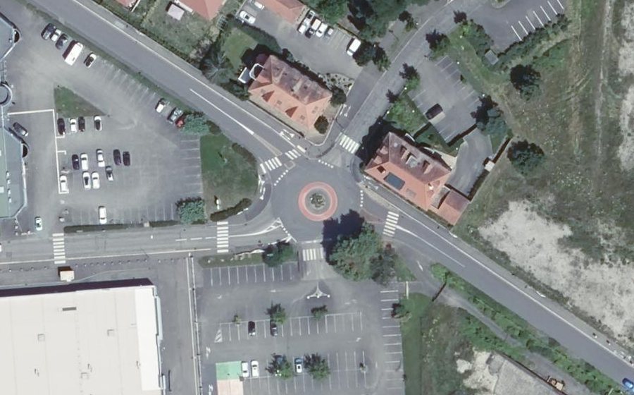 Vue aérienne du Rond-point anonyme n°256180193
