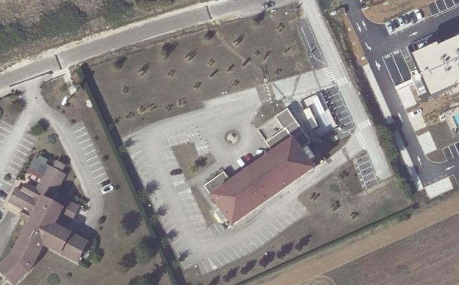 Vue aérienne du Rond-point anonyme n°256194403