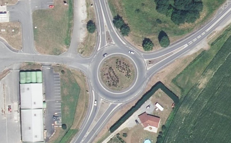 Vue aérienne du Rond-point anonyme n°25620730