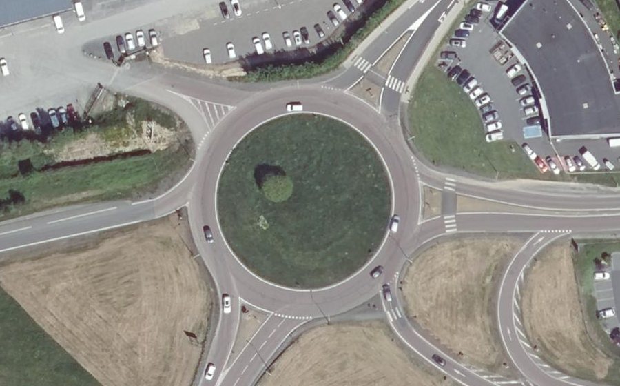 Vue aérienne du Rond-point anonyme n°25621359