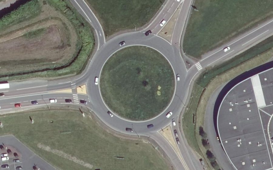 Vue aérienne du Rond-point anonyme n°25621360
