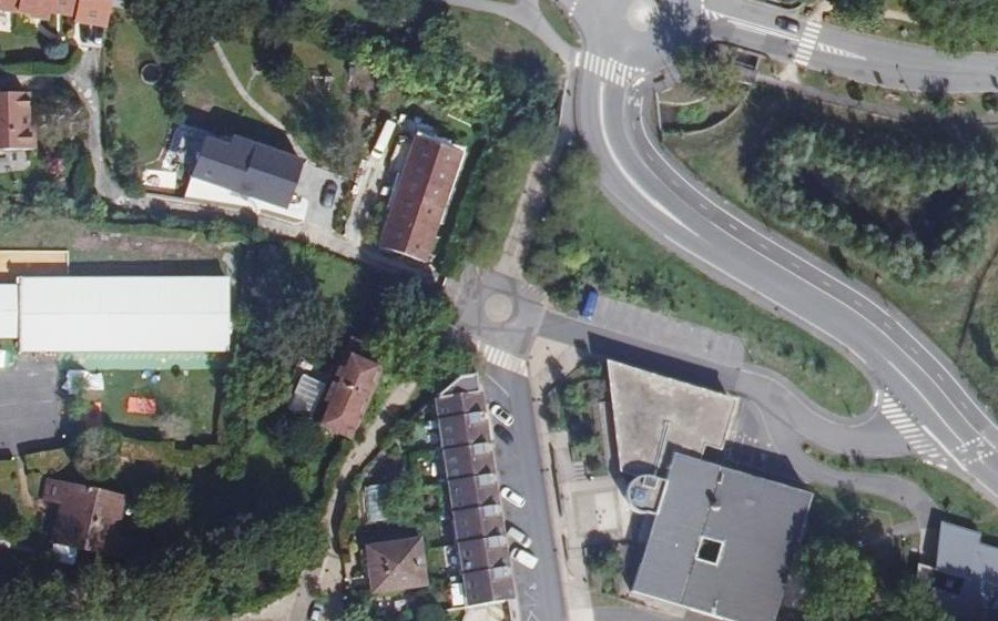 Vue aérienne du Rond-point anonyme n°256268707