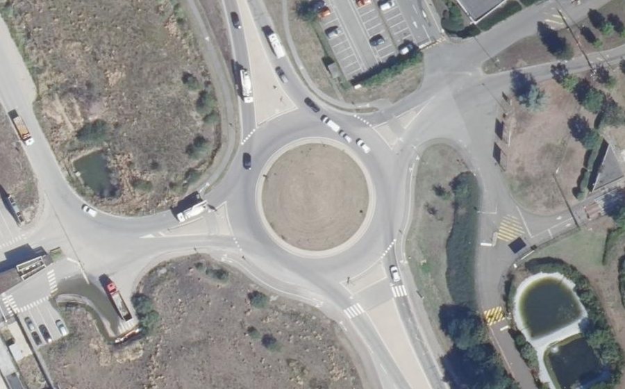 Vue aérienne du Rond-point anonyme n°256281743