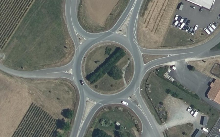 Vue aérienne du Rond-point anonyme n°25629114
