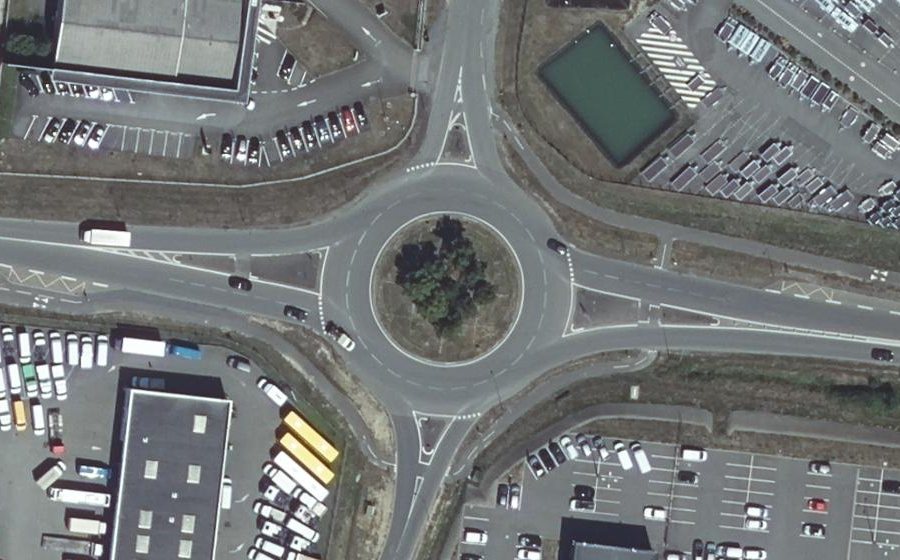 Vue aérienne du Rond-point anonyme n°25629936