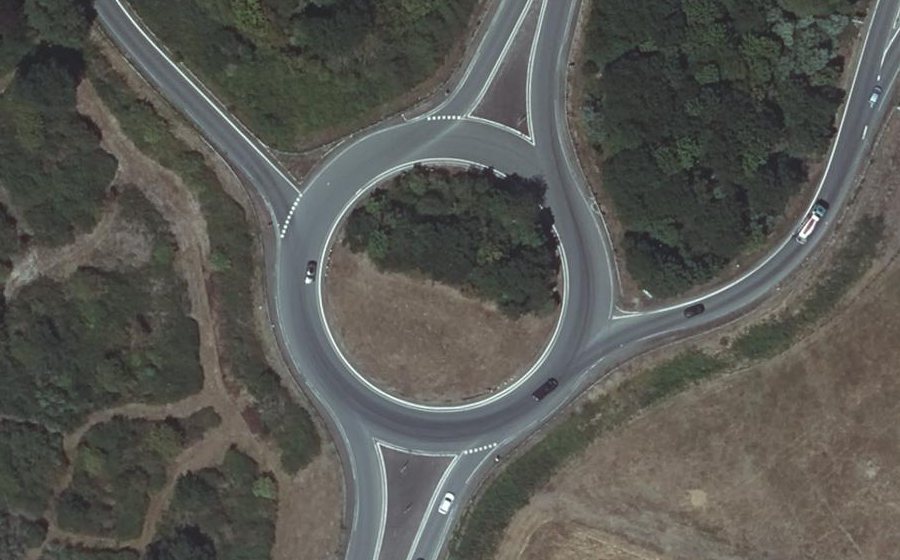Vue aérienne du Rond-point anonyme n°25630424