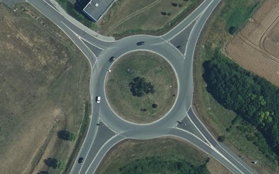 Vue aérienne du Rond-point anonyme n°25631822