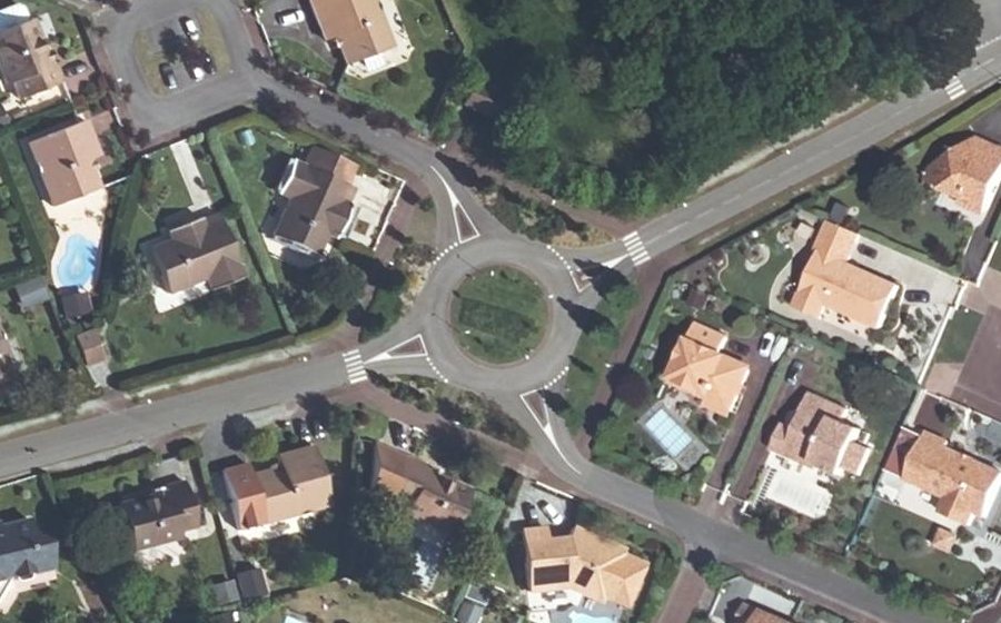 Vue aérienne du Rond-point anonyme n°25633452