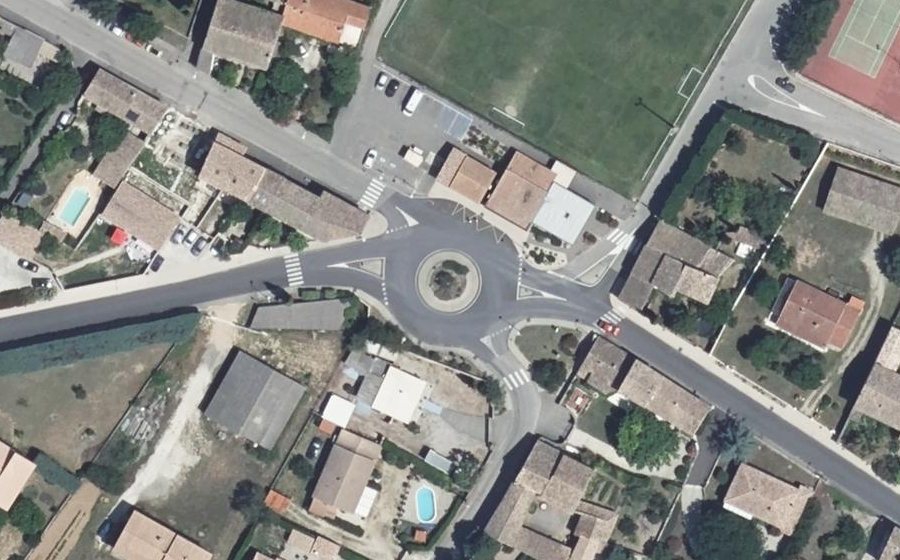 Vue aérienne du Rond-point anonyme n°25633810