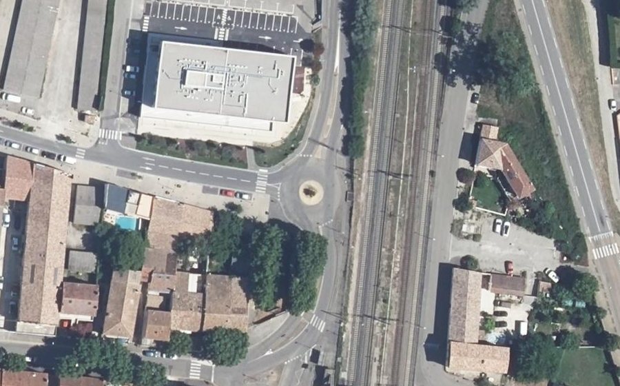 Vue aérienne du Rond-point anonyme n°25634439