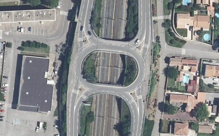 Vue aérienne du Rond-point anonyme n°25634440