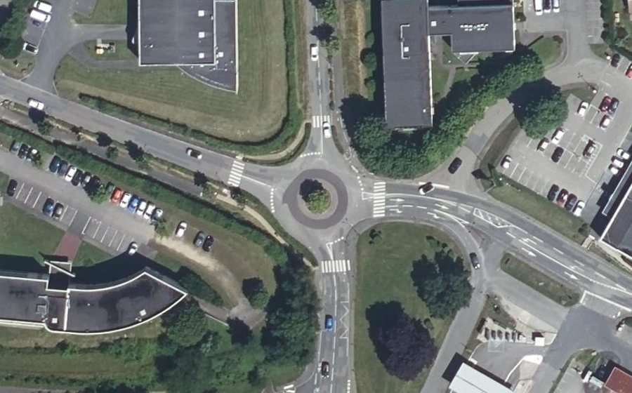 Vue aérienne du Rond-point anonyme n°25634707