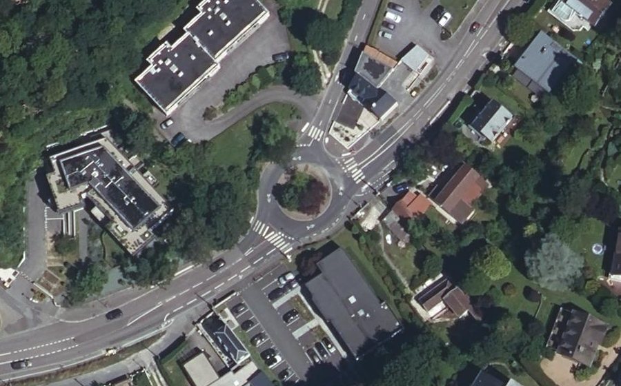 Vue aérienne du Rond-point anonyme n°25634716