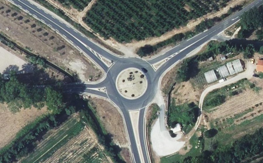 Vue aérienne du Rond-point anonyme n°25639355