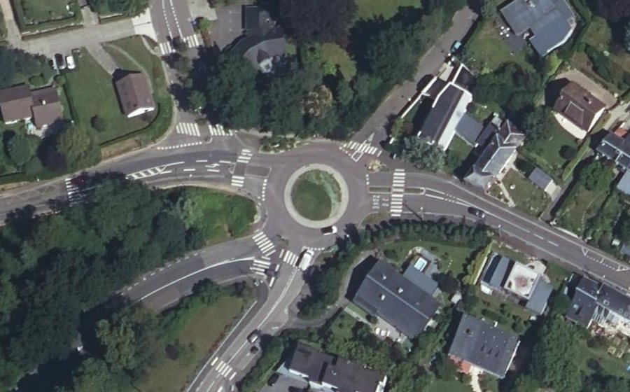 Vue aérienne du Rond-point anonyme n°25639428