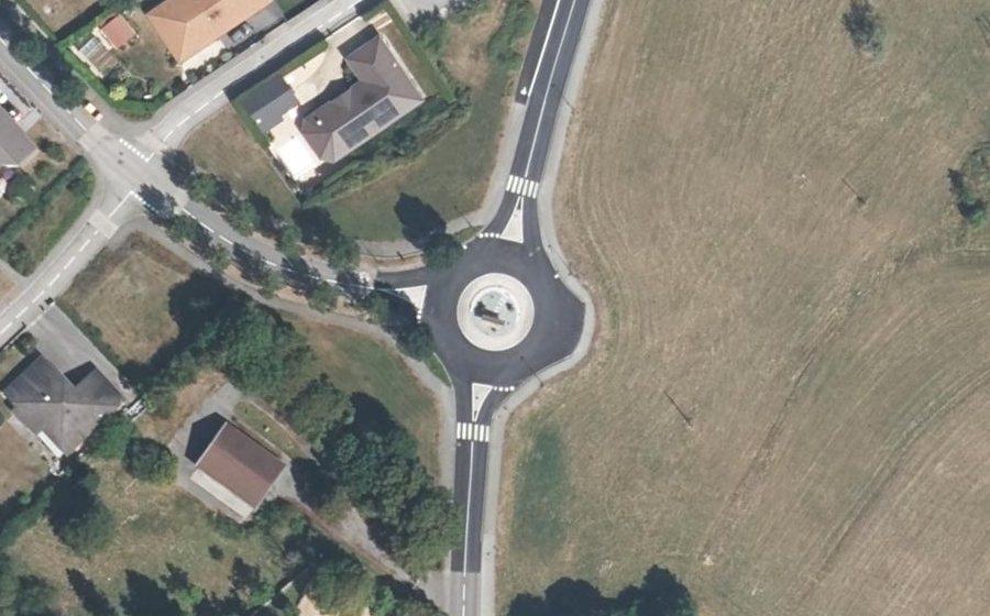 Vue aérienne du Rond-point anonyme n°25643438